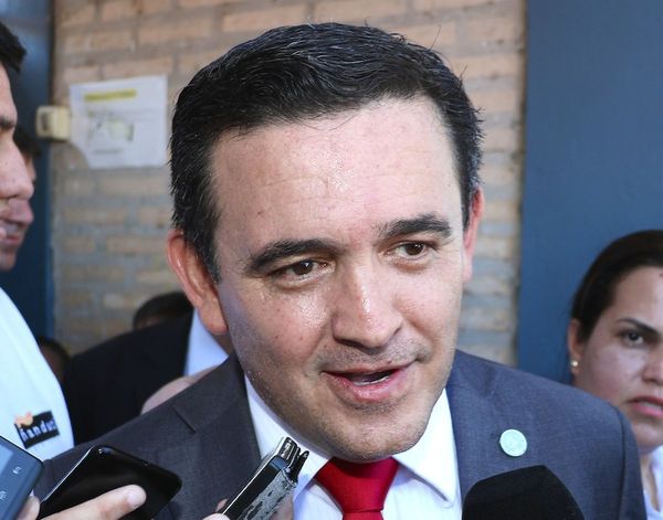 Estudiantes tratan de “prepotente” a ministro de Educación ante crisis