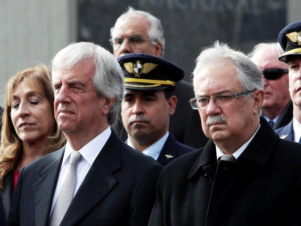 Presidente de Uruguay destituye al ministro de Defensa y al jefe del Ejército