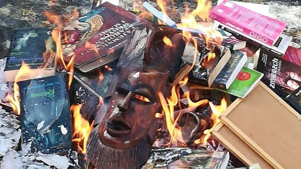 Curas queman libros de sagas Harry Potter y Crepúsculo