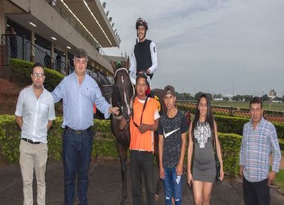 El Enemigo festeja en su debut