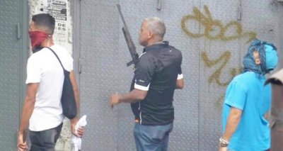 Los paramilitares chavistas reprimen protestas a balazos - Edicion Impresa - ABC Color