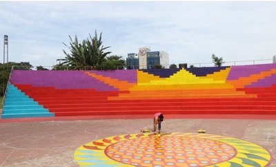 ¿UN ANFITEATRO GAY? Pintura fue cañeada por sus colores vivos