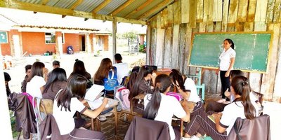 Alumnos de colegio dan clases en un galpón y en pasillos de la dirección - Edicion Impresa - ABC Color