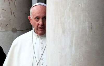 El papa pide consultar con un “profesional” si un hijo es homosexual