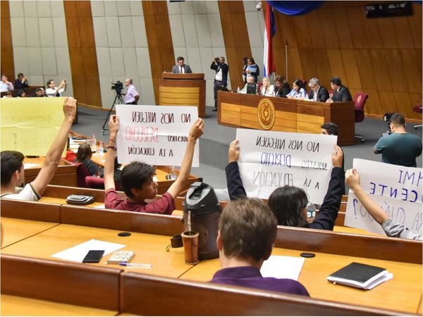 “Y mi profe, ¿para cuándo?”, reclaman los estudiantes a Petta en el Congreso