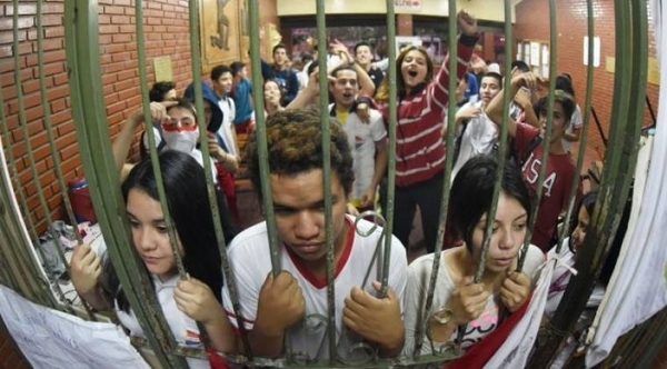 HOY / Crisis educativa afecta a 40 mil alumnos: secundarios tomarán sus colegios