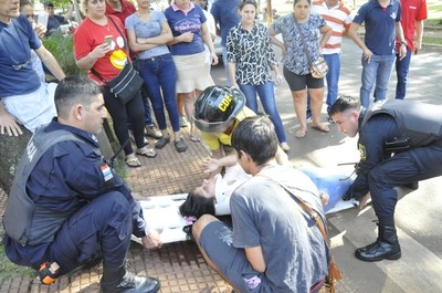 Furgoneta vuelca tras ser chocada por un automóvil que circulaba a alta velocidad