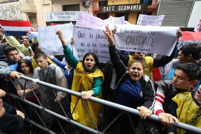 Cerca de 40 mil estudiantes no dan clases por crisis educativa