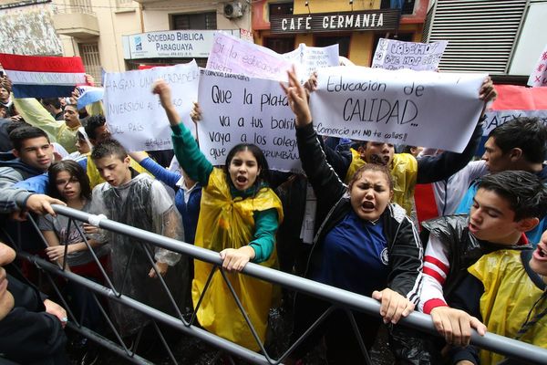 Cerca de 40 mil estudiantes no dan clases por crisis educativa