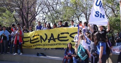 Estudiantes exigen que colegios cuenten con docentes - ADN Paraguayo