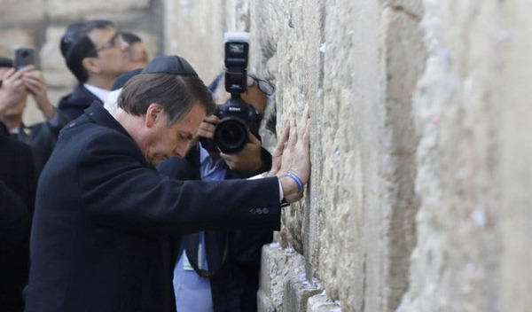 Jair visitó el Muro de los Lamentos y rompió una tradición diplomática - ADN Paraguayo