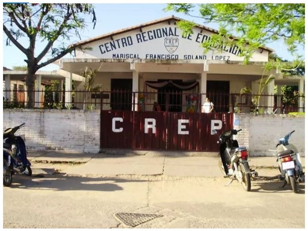Dire le sacó el celular a un alumno y la mamá se plagueó