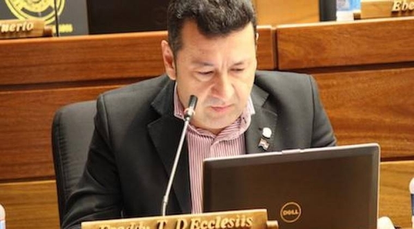 HOY / D`Ecclesiis pide resarcimiento de G. 500 millones porque lo trataron de narco