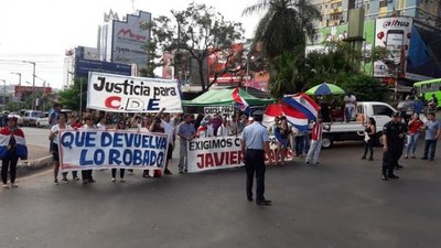 CDE: manifestantes piden cárcel para ZI - Nacionales - ABC Color