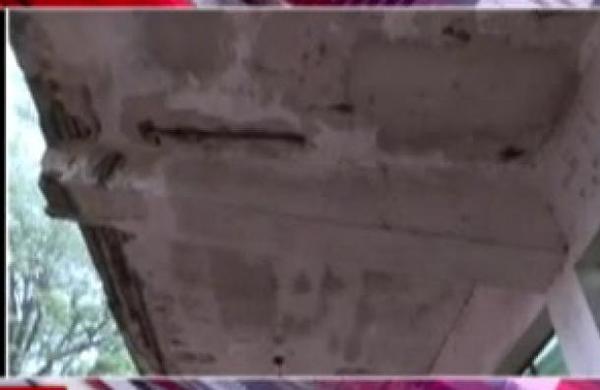 Cae revoque de techo en escuela - C9N