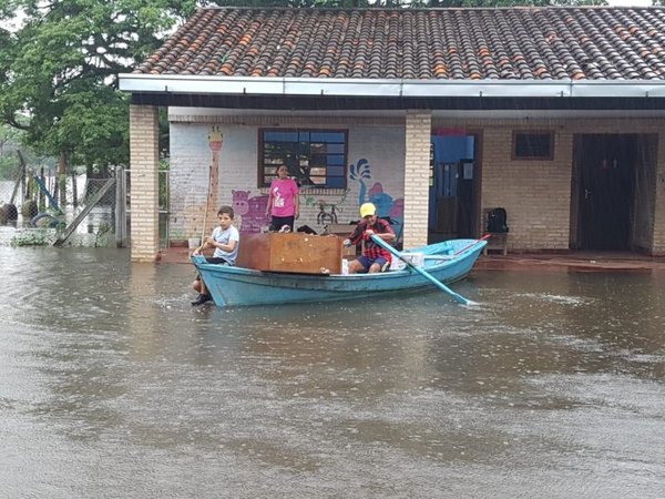 En canoa, a rescatar libros | Paraguay en Noticias