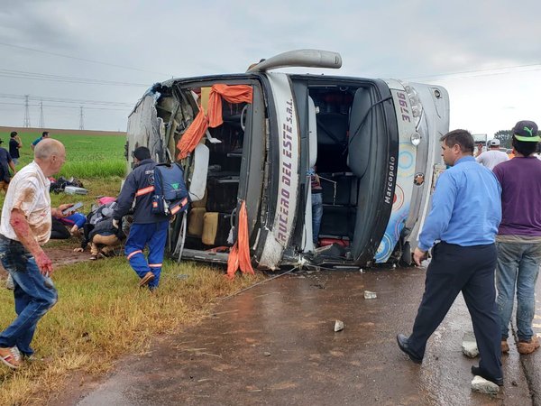 Un fallecido y varios heridos en vuelco de ómnibus de larga distancia » Ñanduti