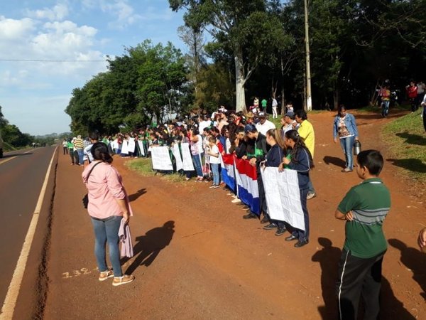 Con cierre intermitente de ruta, alumnos reclaman rubros | Paraguay en Noticias