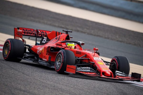 Mick Schumacher pilota por primera vez un Ferrari - Deportes - ABC Color