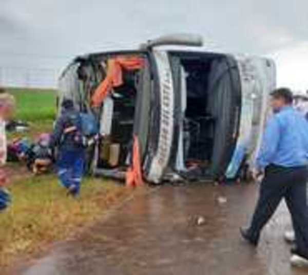 Ómnibus vuelca tras embestir a ambulancia: Hay un fallecido - Paraguay.com