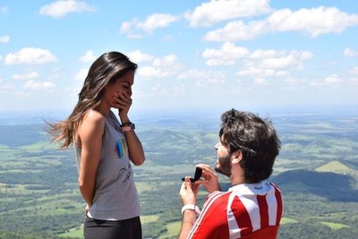 LA LLEVÓ AL CERRO MÁS ALTO DEL PAÍS PARA PEDIRLE EL “SÍ”