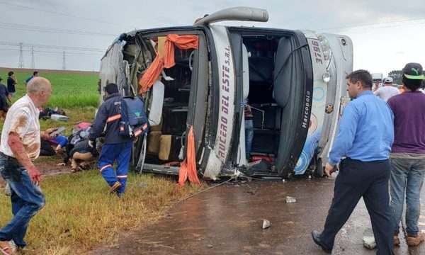 Dos muertos y varios heridos en un accidente en Yguazú
