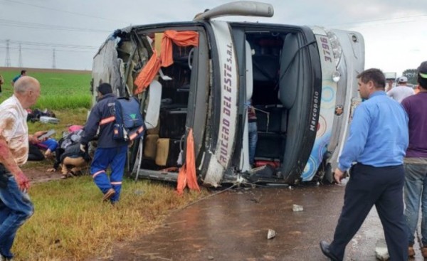 Dos fallecidos tras vuelco de colectivo en Yguazú