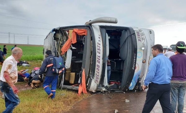 HOY / Busca choca contra ambulancia y otra camioneta: dos fallecidos