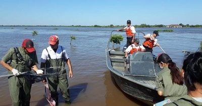 HOY / Tras decir que peces mueren 'naturalmente' ahogados, salen de oficinas a encarar desastre