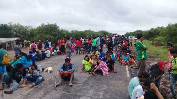 Comunidades indígenas cerraron la Transchaco en reclamo de asistencia