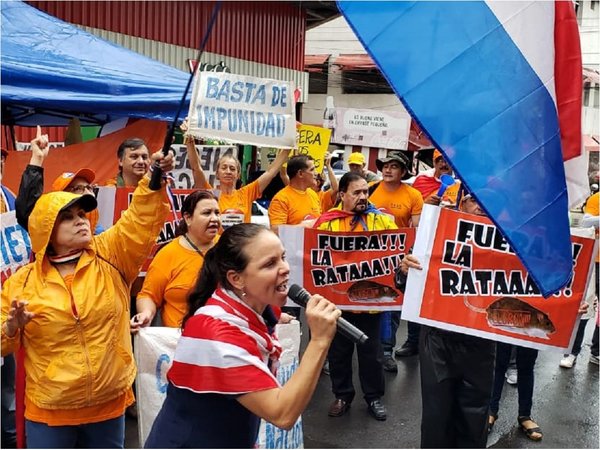 Ni la lluvia detiene escraches contra Enrique Bacchetta