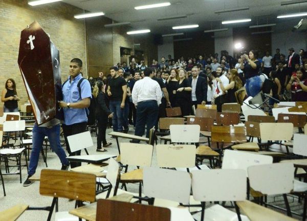 ¡Nada raro! Entre patadas ninja, asumió el Centro de Estudiantes de Derecho UNA - Periodismo Joven - ABC Color