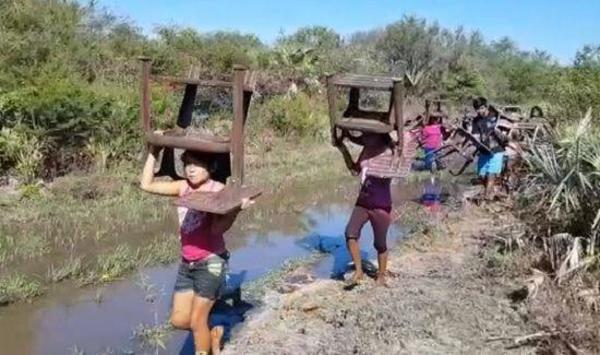 Sin dudar, a pie fueron en busca de pupitres para escuela del Chaco | Paraguay en Noticias