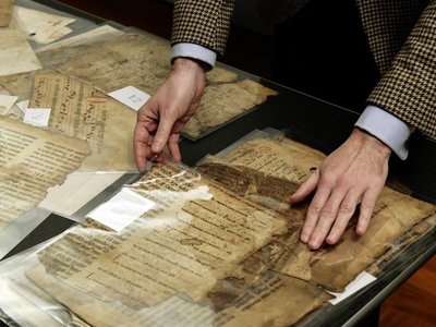 Fragmento de obra única medieval, 20 años colgado en casa de ladrón