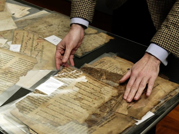 Fragmento de obra única medieval, 20 años colgado en casa de ladrón
