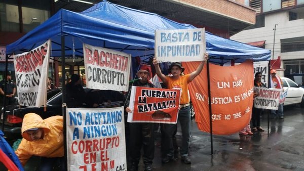 Nuevo escrache frente al JEM | Paraguay en Noticias