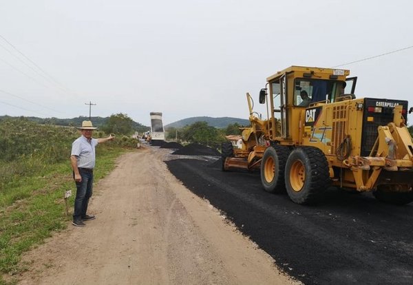Asfaltan ruta de las fincas de dos parlamentarios - Nacionales - ABC Color