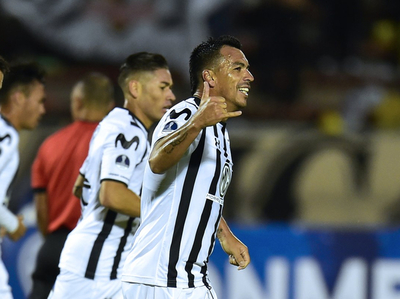 Esteban Paredes le da el triunfo a Colo-Colo en Ecuador