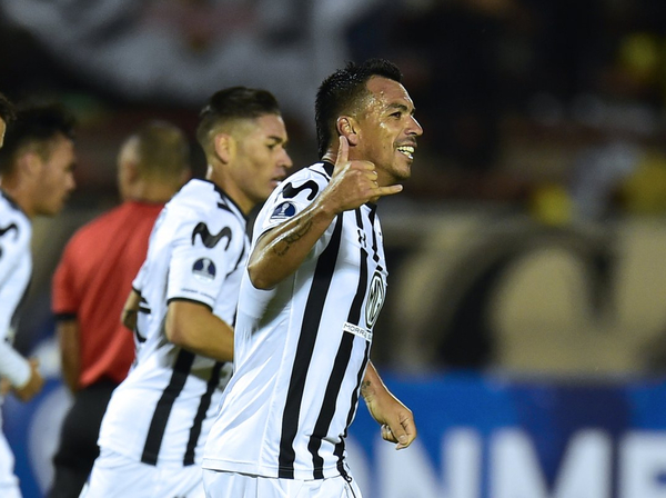 Esteban Paredes le da el triunfo a Colo-Colo en Ecuador