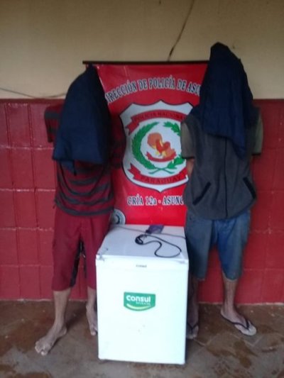 Caen dos ladrones in fraganti, cuando hurtaban un frigobar - Nacionales - ABC Color