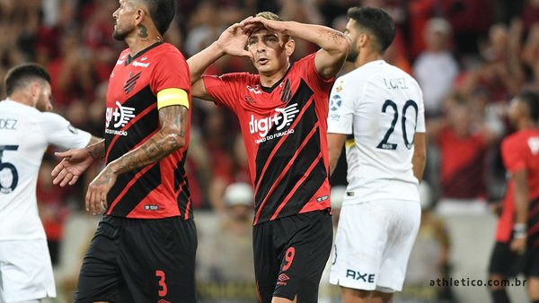 Athletico Paranaense golea a Boca en Brasil