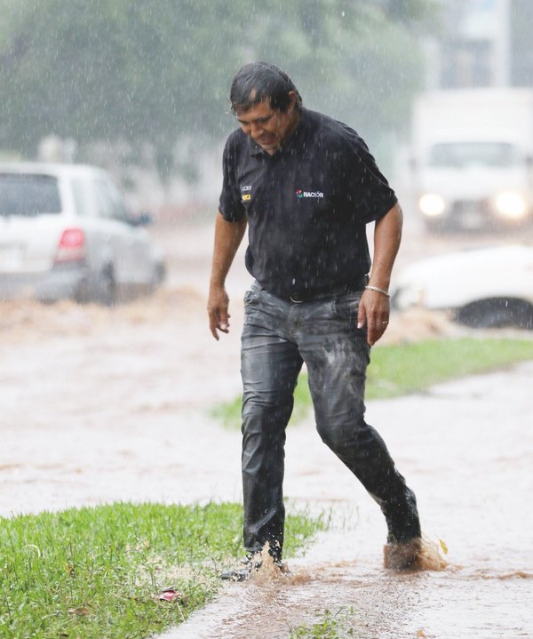 EL “AQUAMAN” DE CRÓNICA. Compañero fue el héroe del día: salvó a motoca