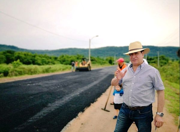 Cuevas festeja inicio de obras de asfalto cerca de su estancia