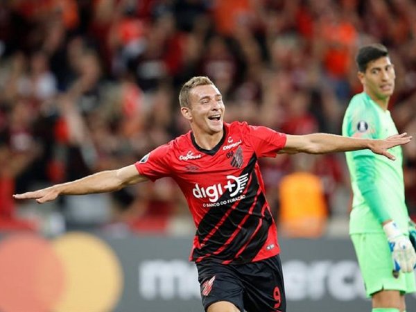 Paranaense golea a Boca y toma el liderato del G