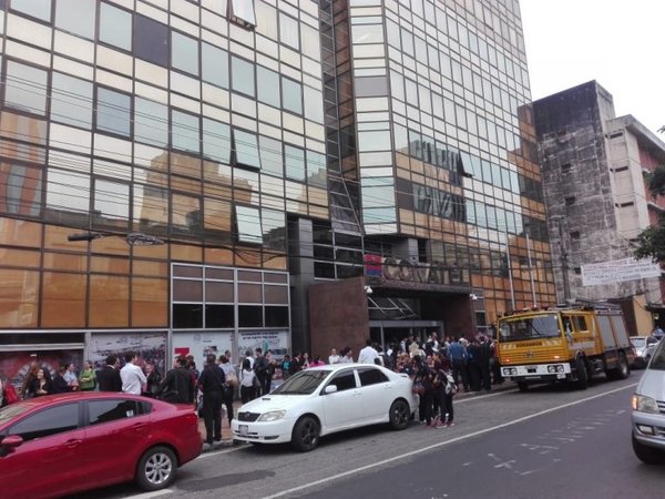 Principio de incendio controlado en edificio Ayfra - Nacionales - ABC Color