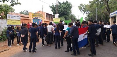 Alumnos de Luque pierden clases por falta de docentes - Nacionales - ABC Color