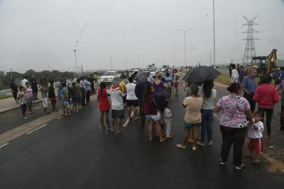 Ribereños bloquean Costanera - Nacionales - ABC Color