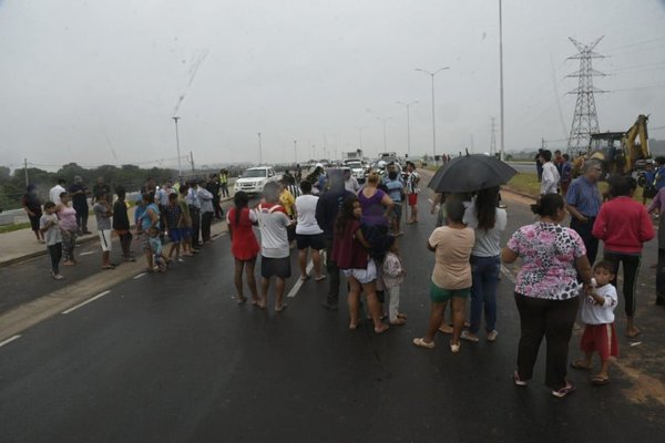 Ribereños bloquean Costanera - Nacionales - ABC Color