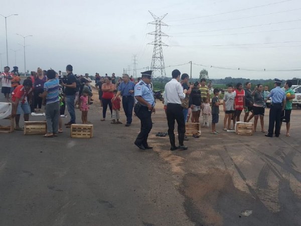 Bloquean Costanera Norte y exigen soluciones ante crecida del río