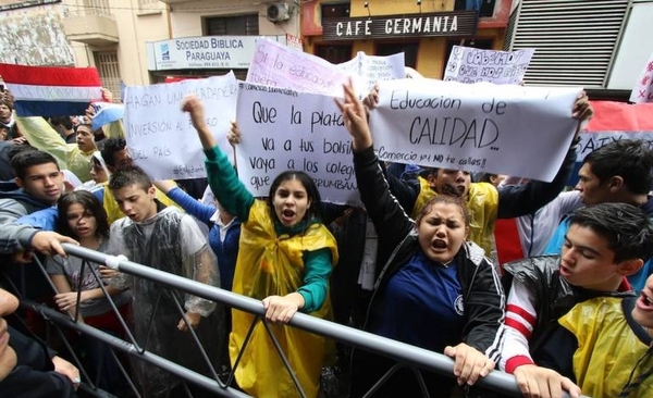 Estudiantes de 29 colegios se movilizan y exigen interpelar a Petta: “No acepta su error